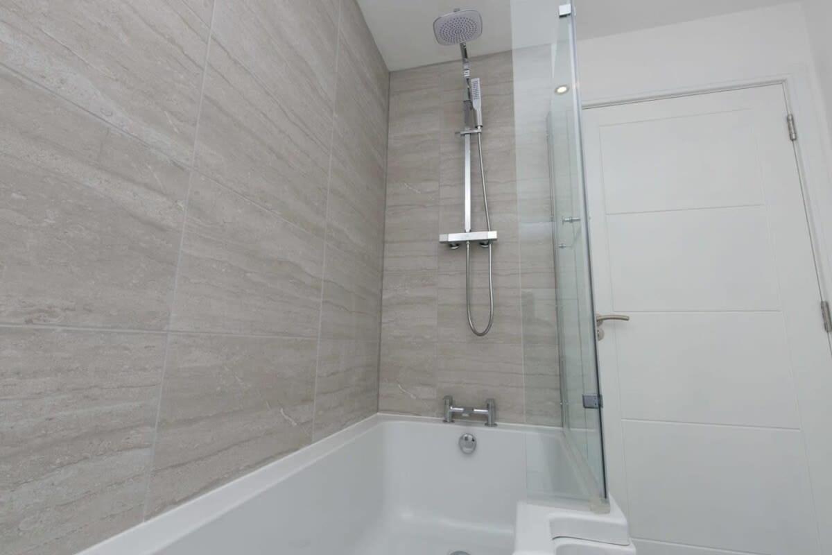 Stunning 2 Bedroom Apartment In Уолъси Екстериор снимка