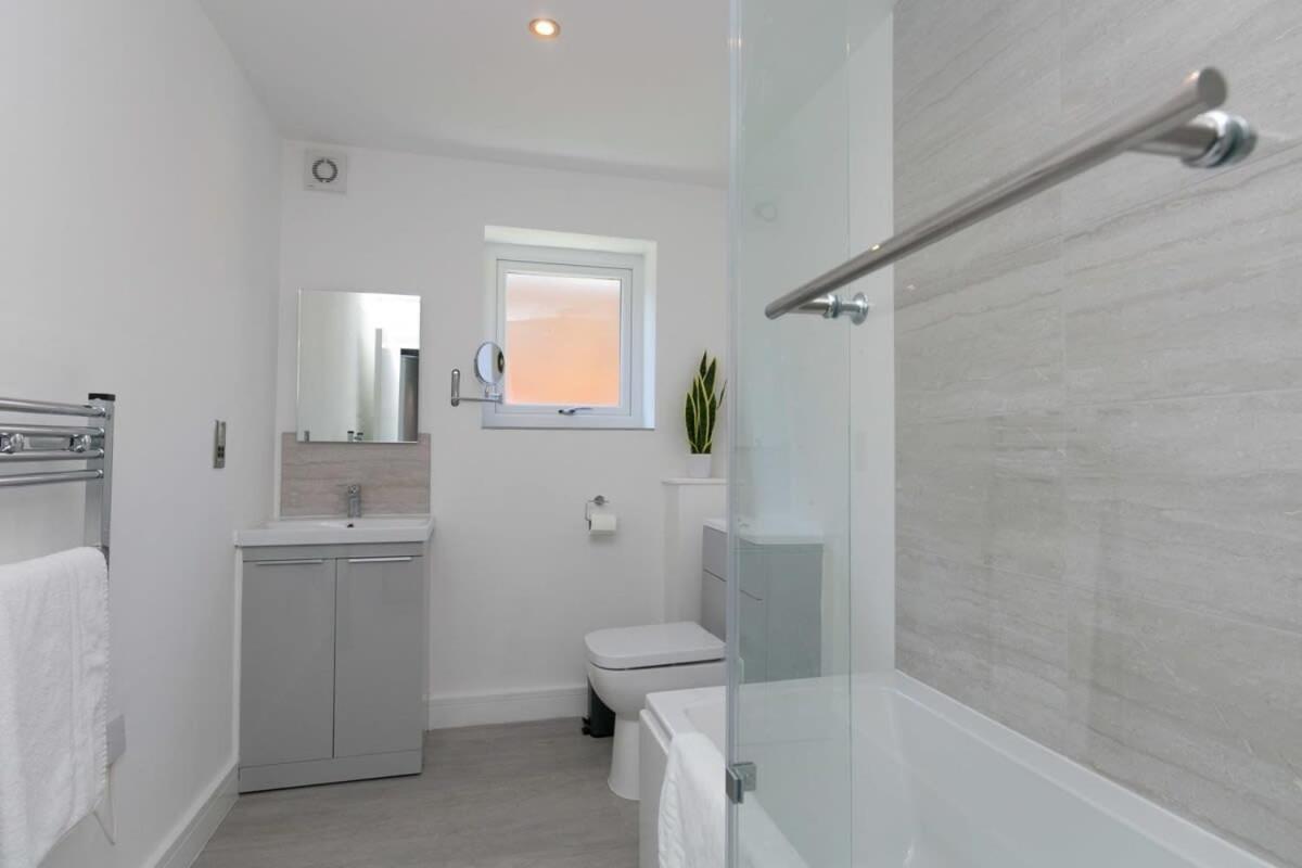 Stunning 2 Bedroom Apartment In Уолъси Екстериор снимка
